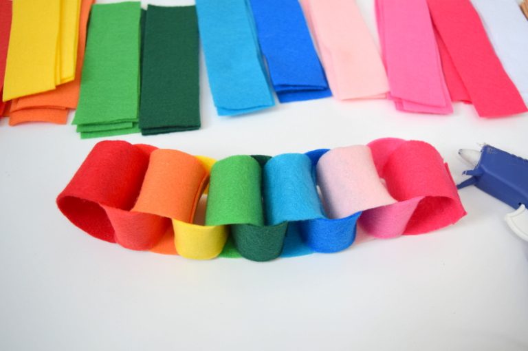 The felt chain garland that never ends